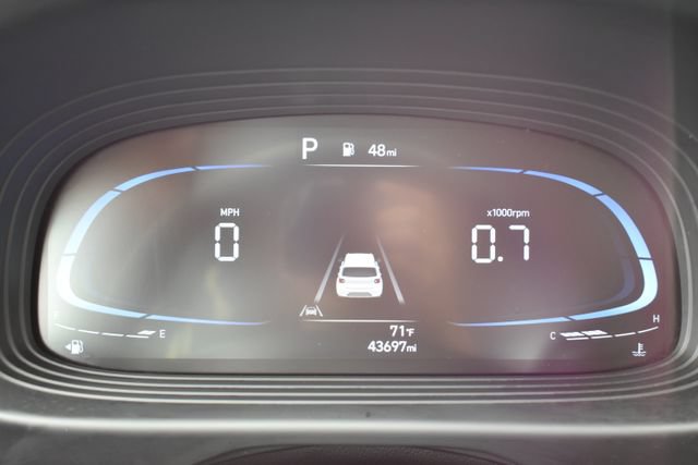 Used 2025 Hyundai Venue Limited FWD image 14