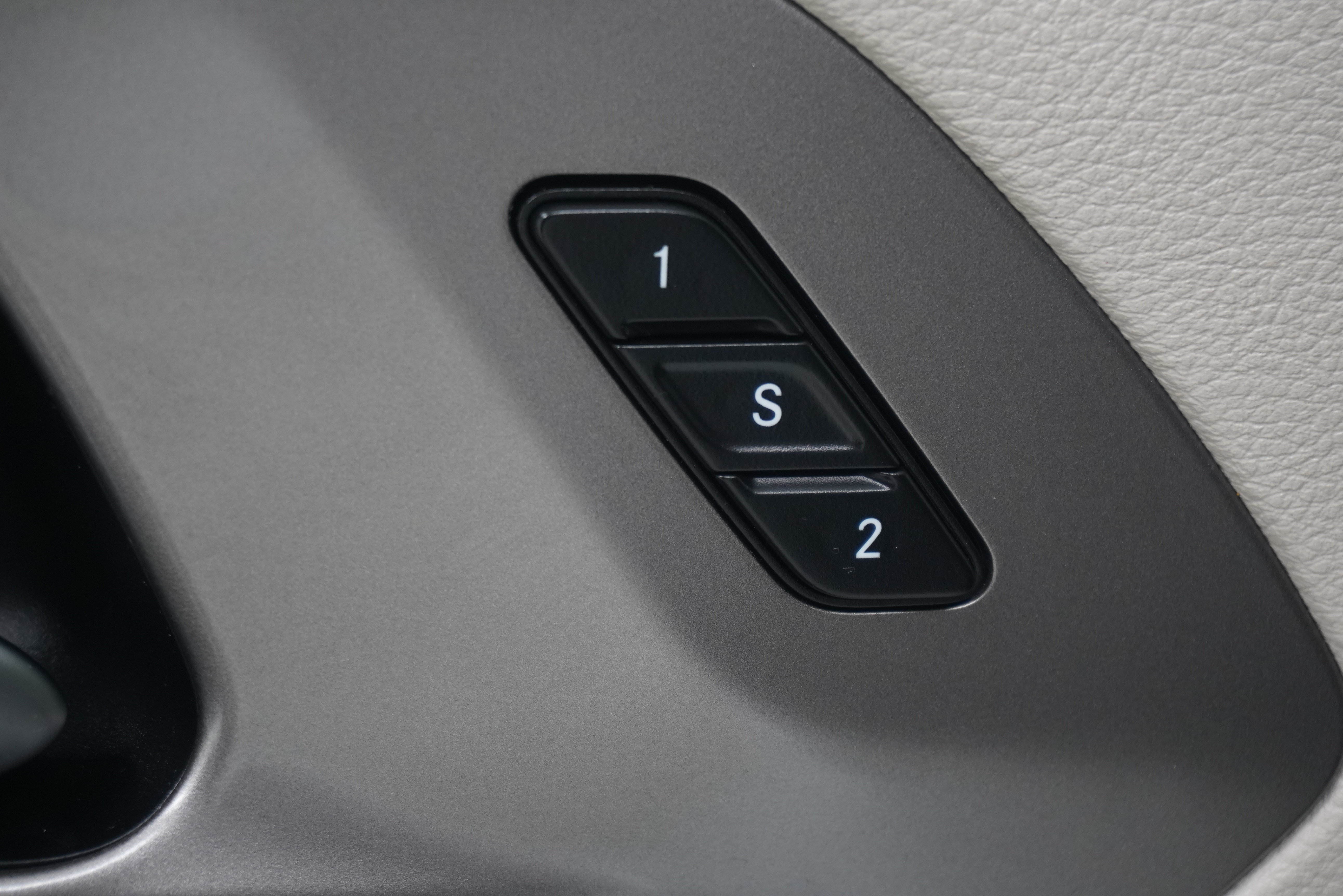 Used 2018 Chrysler Pacifica Limited FWD image 16