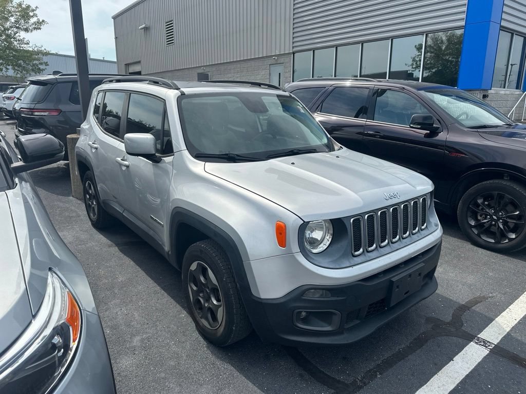Used 2015 Jeep Renegade Latitude w/ Cold Weather Group II FWD image 3
