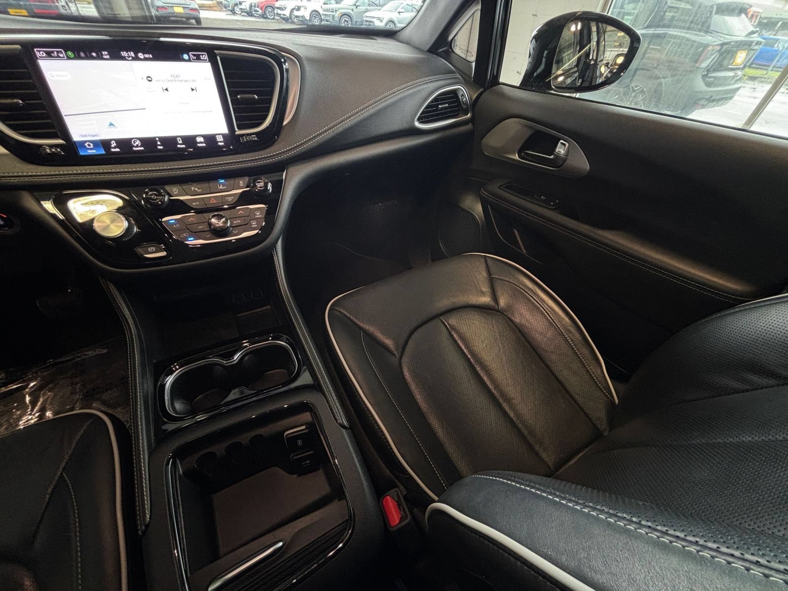 Used 2025 Chrysler Pacifica Limited FWD image 39