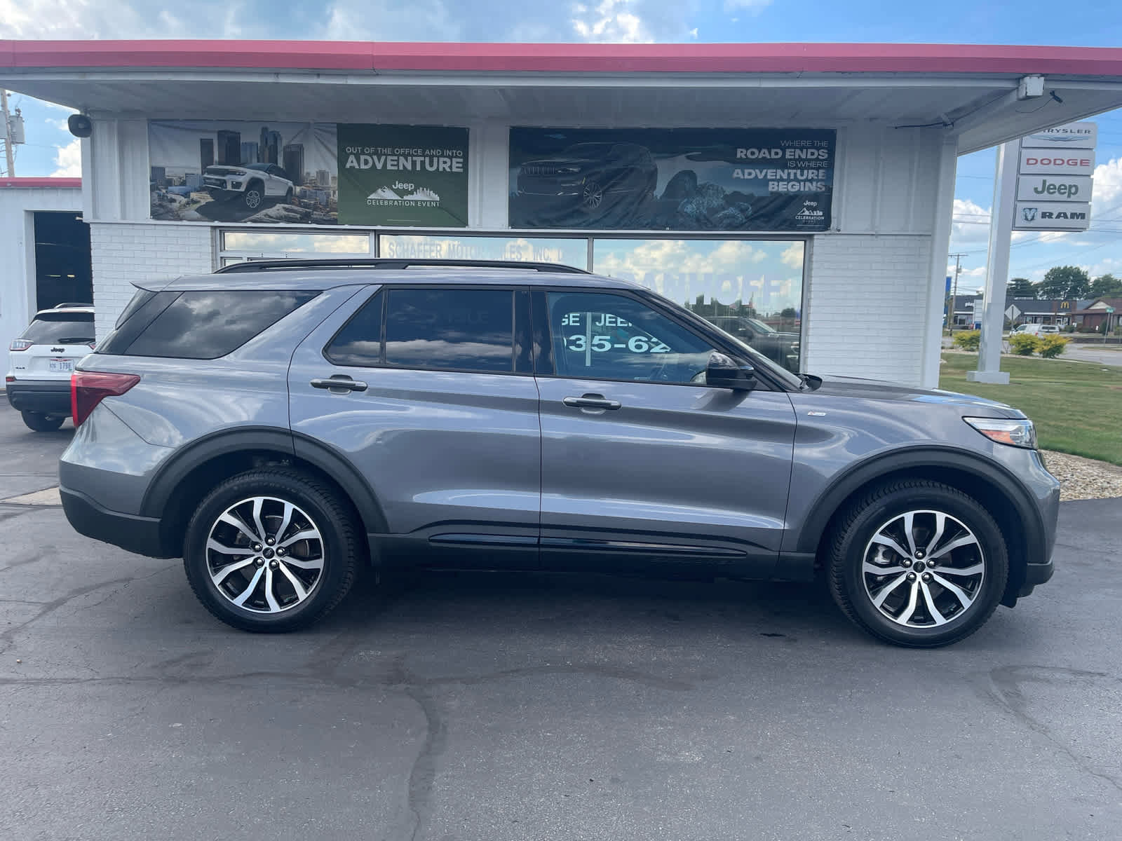 Used 2022 Ford Explorer ST-Line image 2