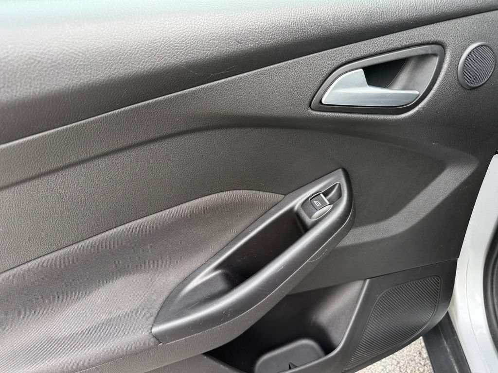 Used 2017 Ford Focus Titanium FWD image 33