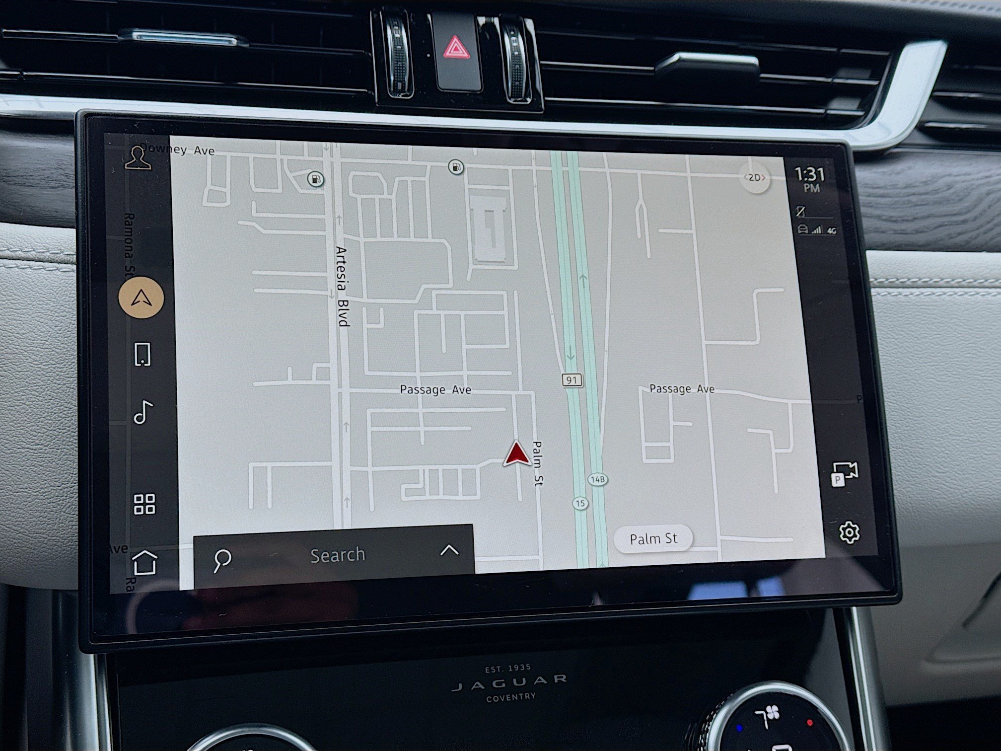 Used 2022 Jaguar XF SE RWD image 9