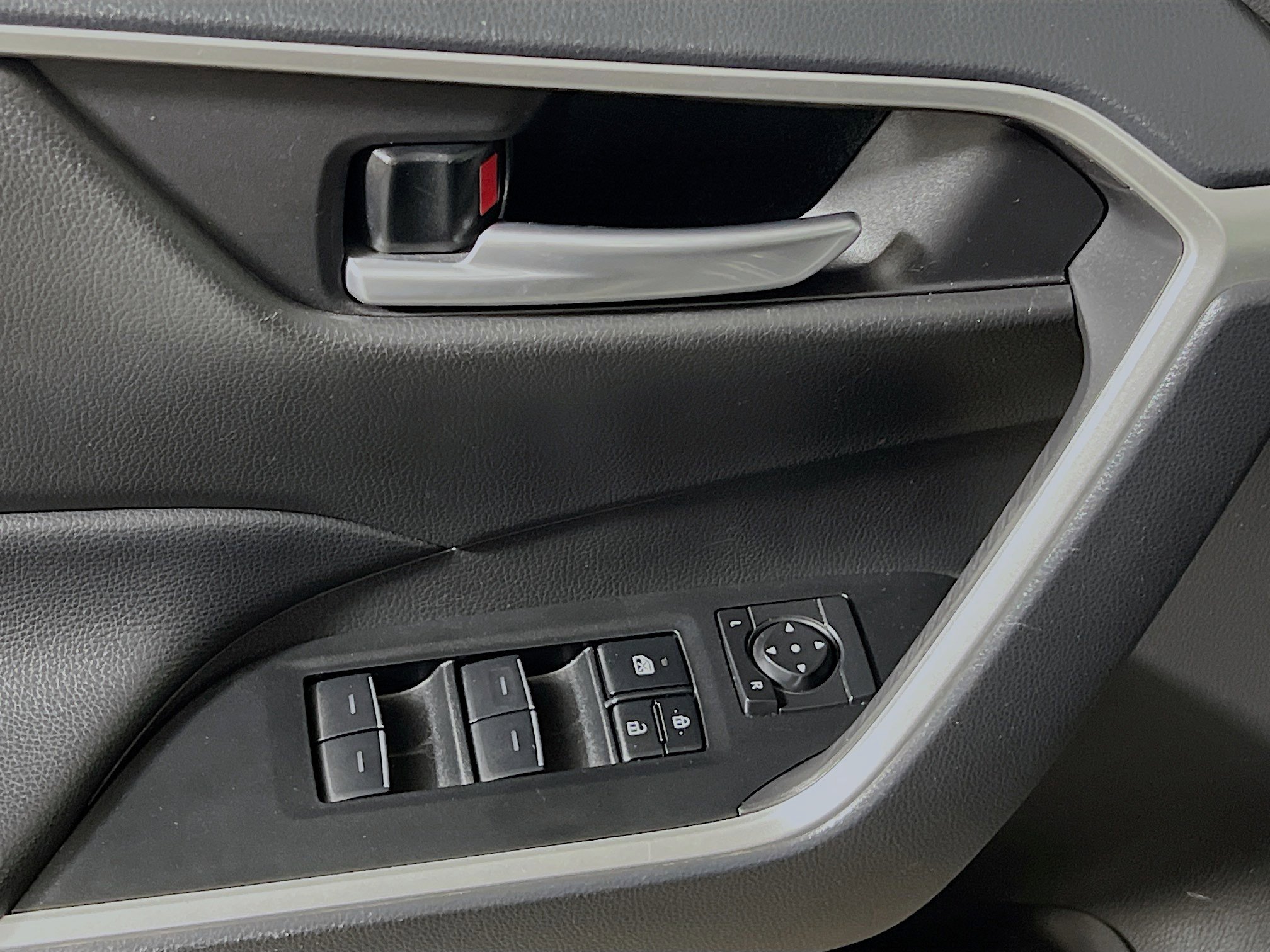 Used 2025 Toyota RAV4 XLE image 17