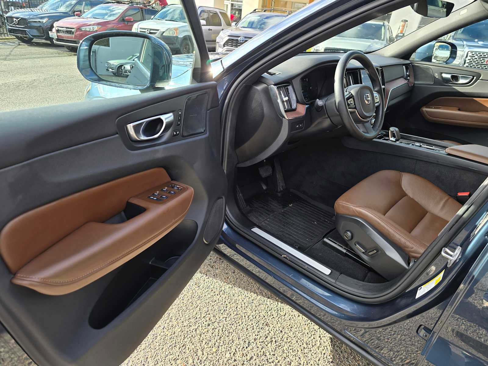 Certified 2023 Volvo XC60 T8 Plus image 21