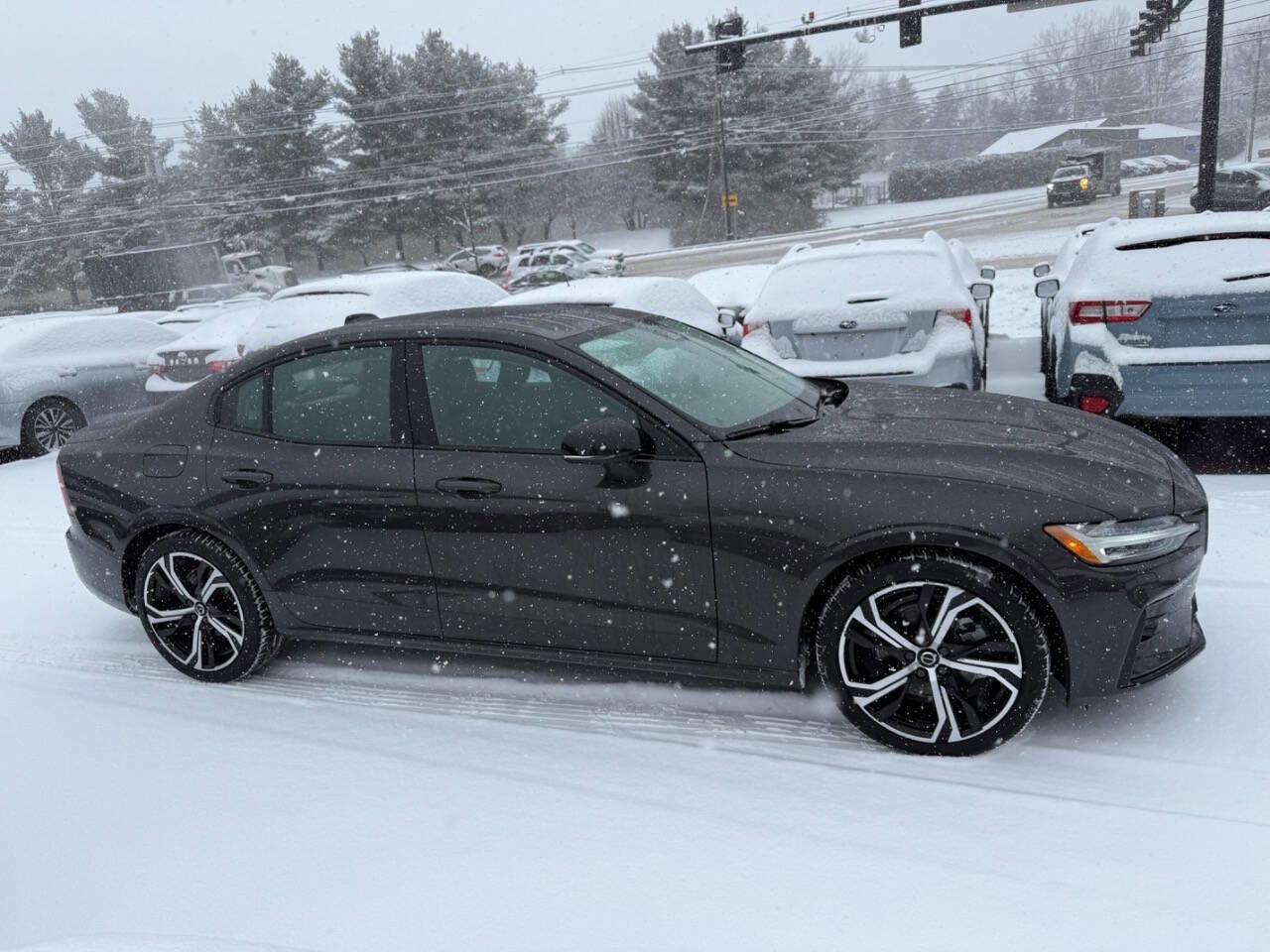 Used 2025 Volvo S60 B5 Core image 3