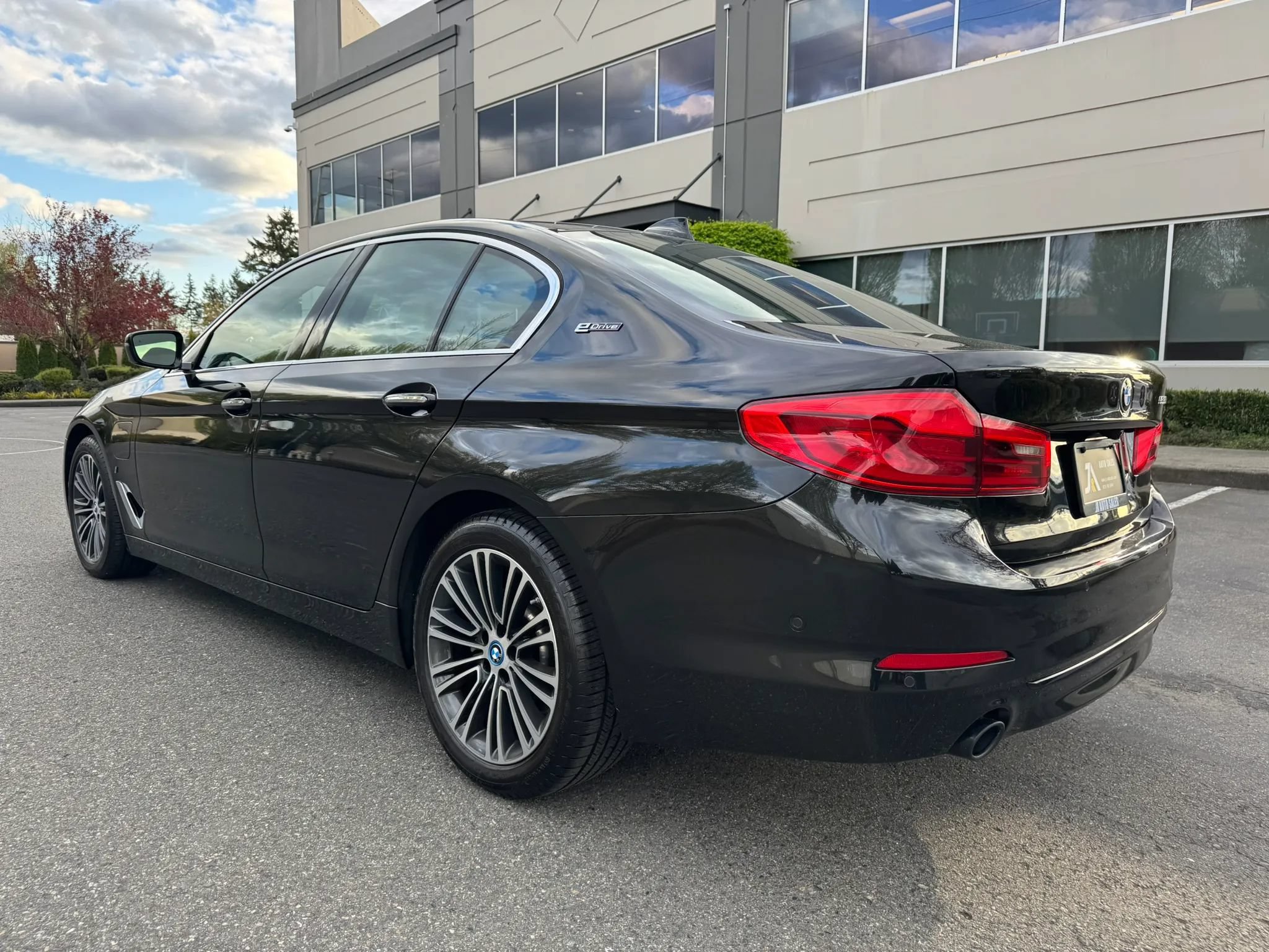 Used 2018 BMW 530e xDrive AWD/4WD image 8