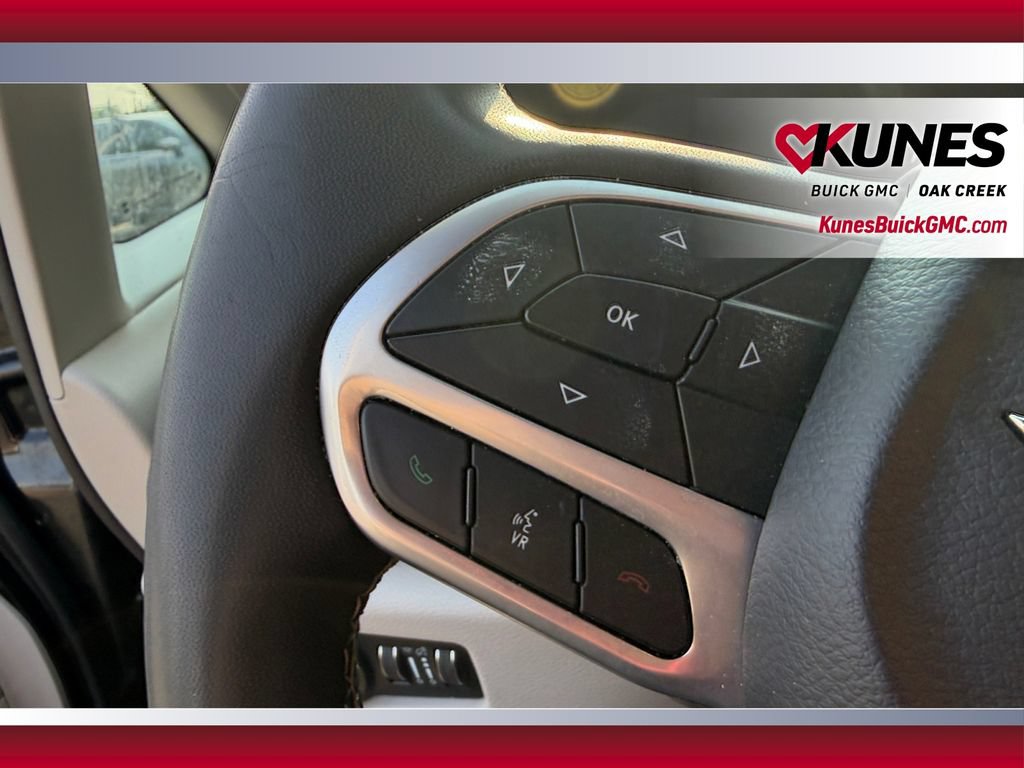 Used 2023 Chrysler Pacifica Touring-L FWD image 17