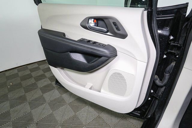 Used 2024 Chrysler Pacifica Touring-L FWD image 35