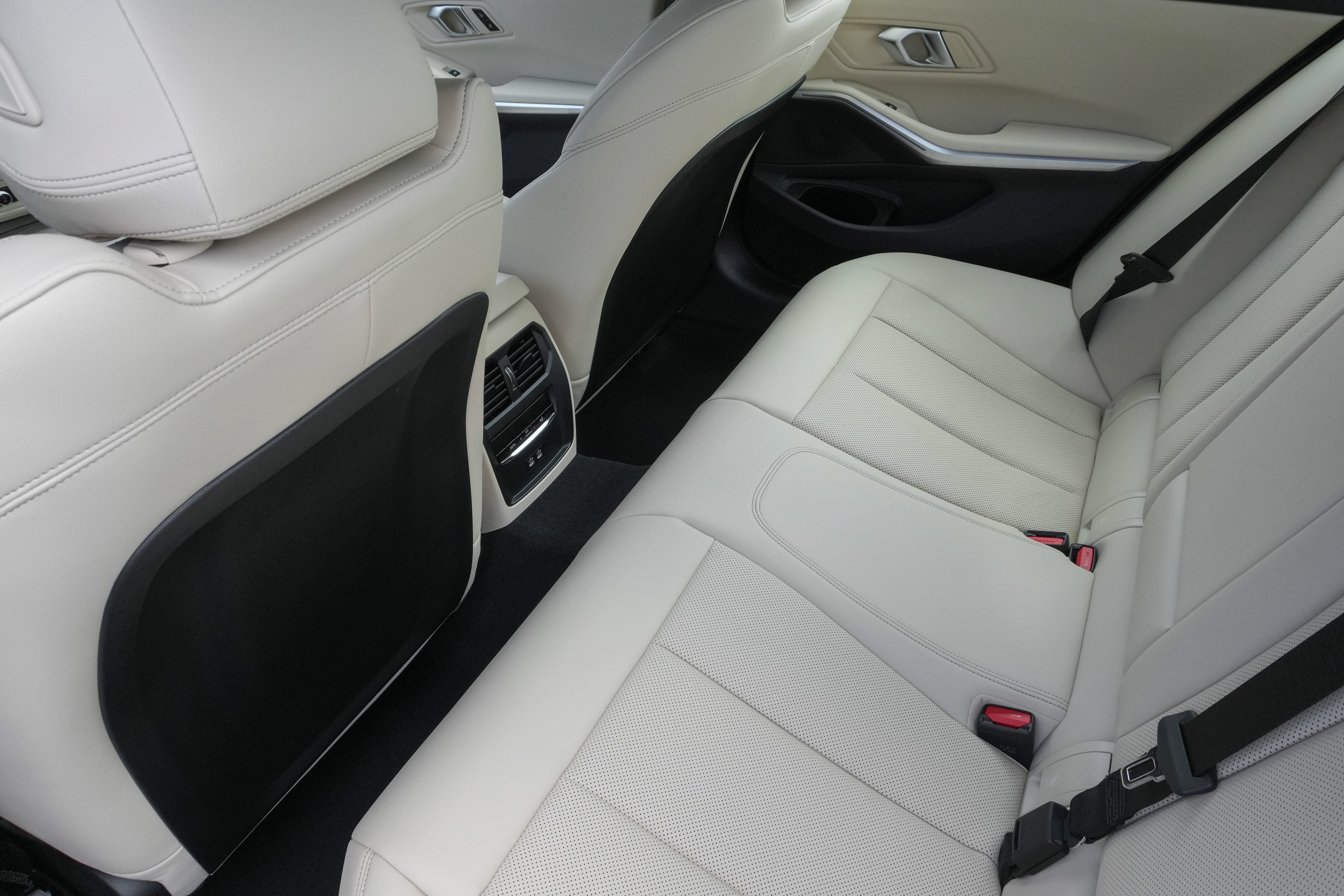 Certified 2025 BMW 330i Sedan RWD image 34