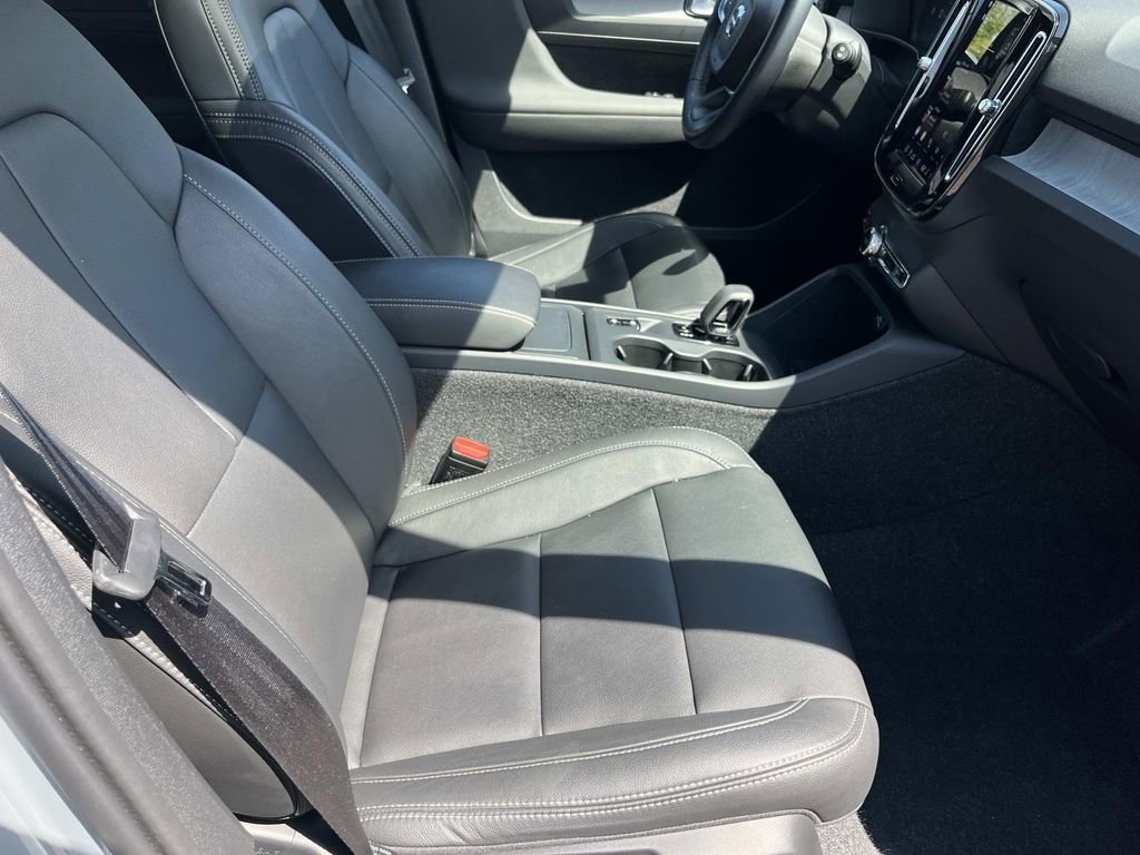 Certified 2025 Volvo XC40 B5 Core w/ Protection Package Premier image 23