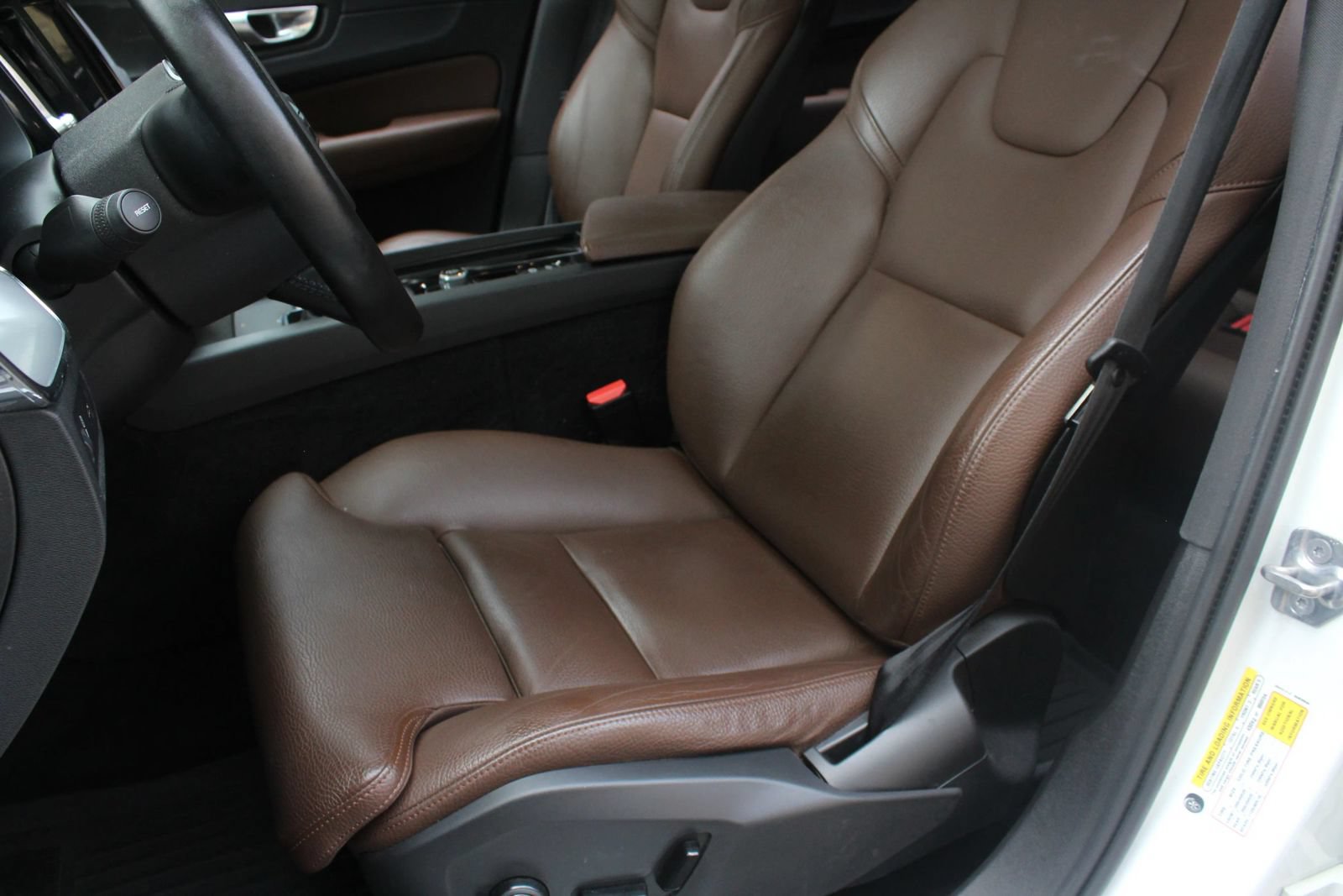 Used 2019 Volvo XC60 T5 Momentum w/ Multimedia Package AWD/4WD image 17