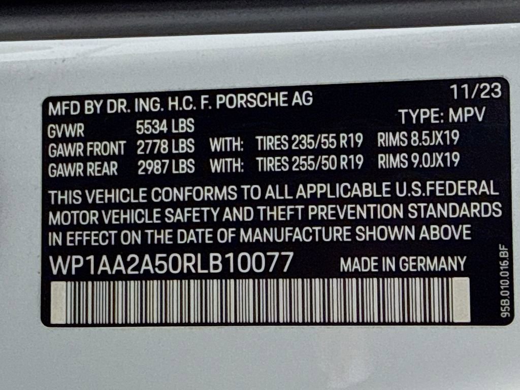 Certified 2024 Porsche Macan AWD/4WD image 34