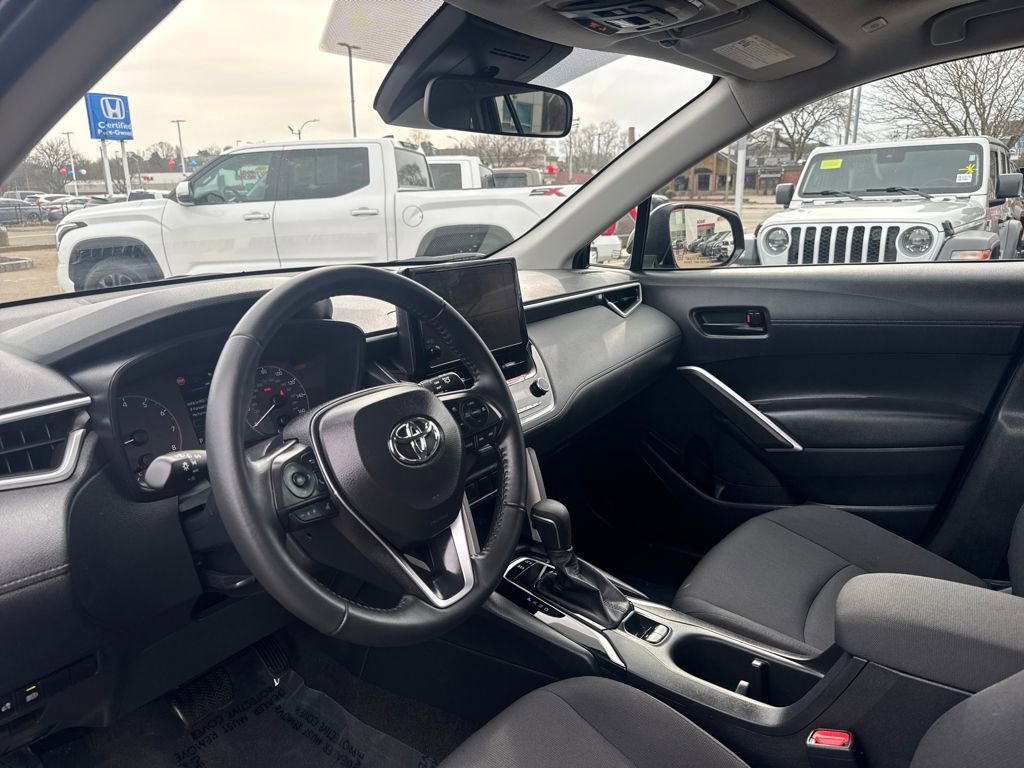 Used 2025 Toyota Corolla Cross LE w/ Moonroof Package image 14