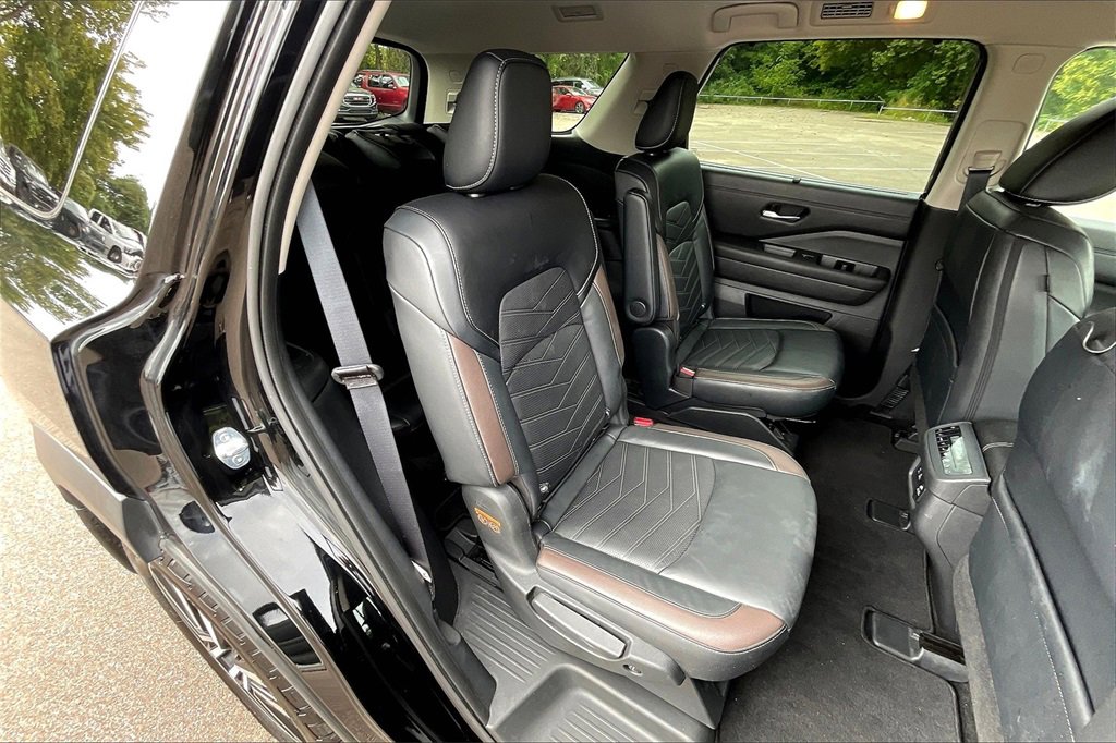 Used 2024 Nissan Pathfinder Platinum image 27