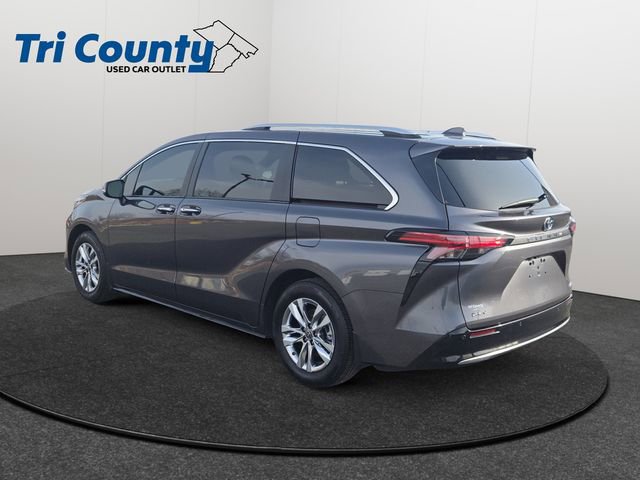 Used 2025 Toyota Sienna Limited image 6