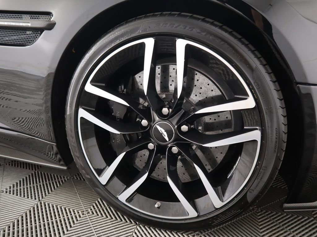 Used 2015 Aston Martin Vanquish Coupe image 32