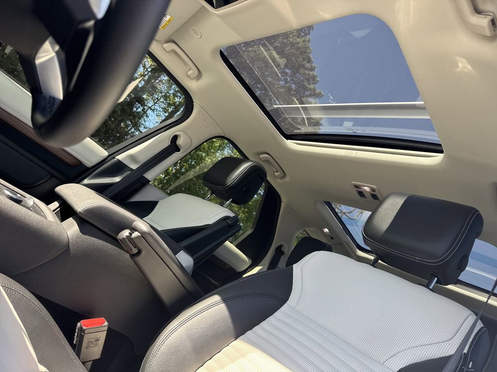 Used 2025 Land Rover Discovery S image 34