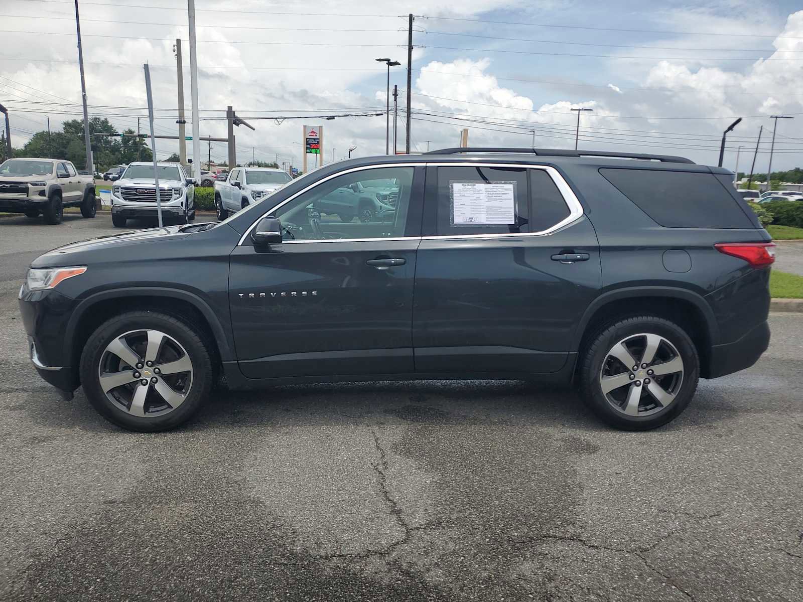 Used 2020 Chevrolet Traverse LT w/ LT Premium Package FWD image 2
