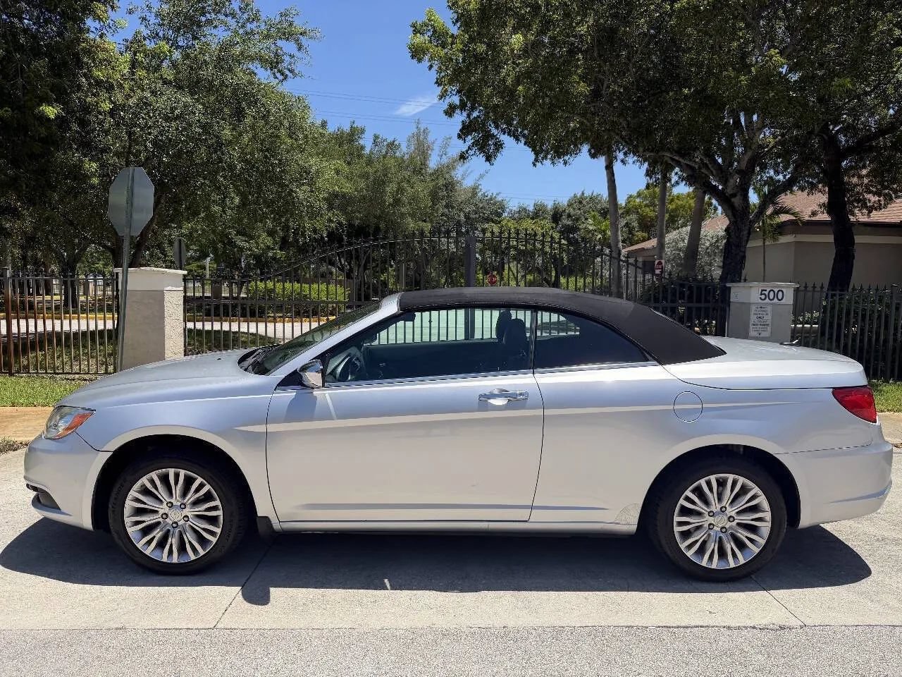 Used 2011 Chrysler 200 Limited FWD image 2