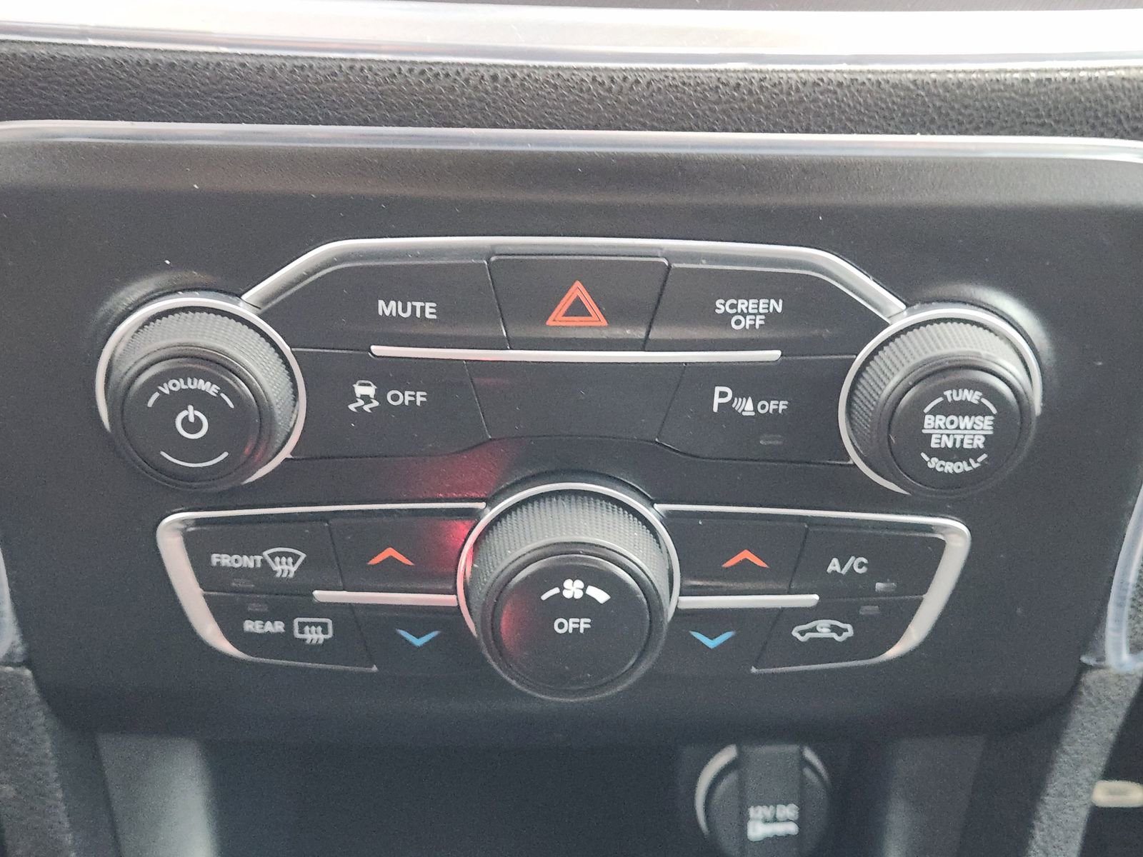 Used 2019 Dodge Charger SXT w/ Leather Interior Group RWD image 19