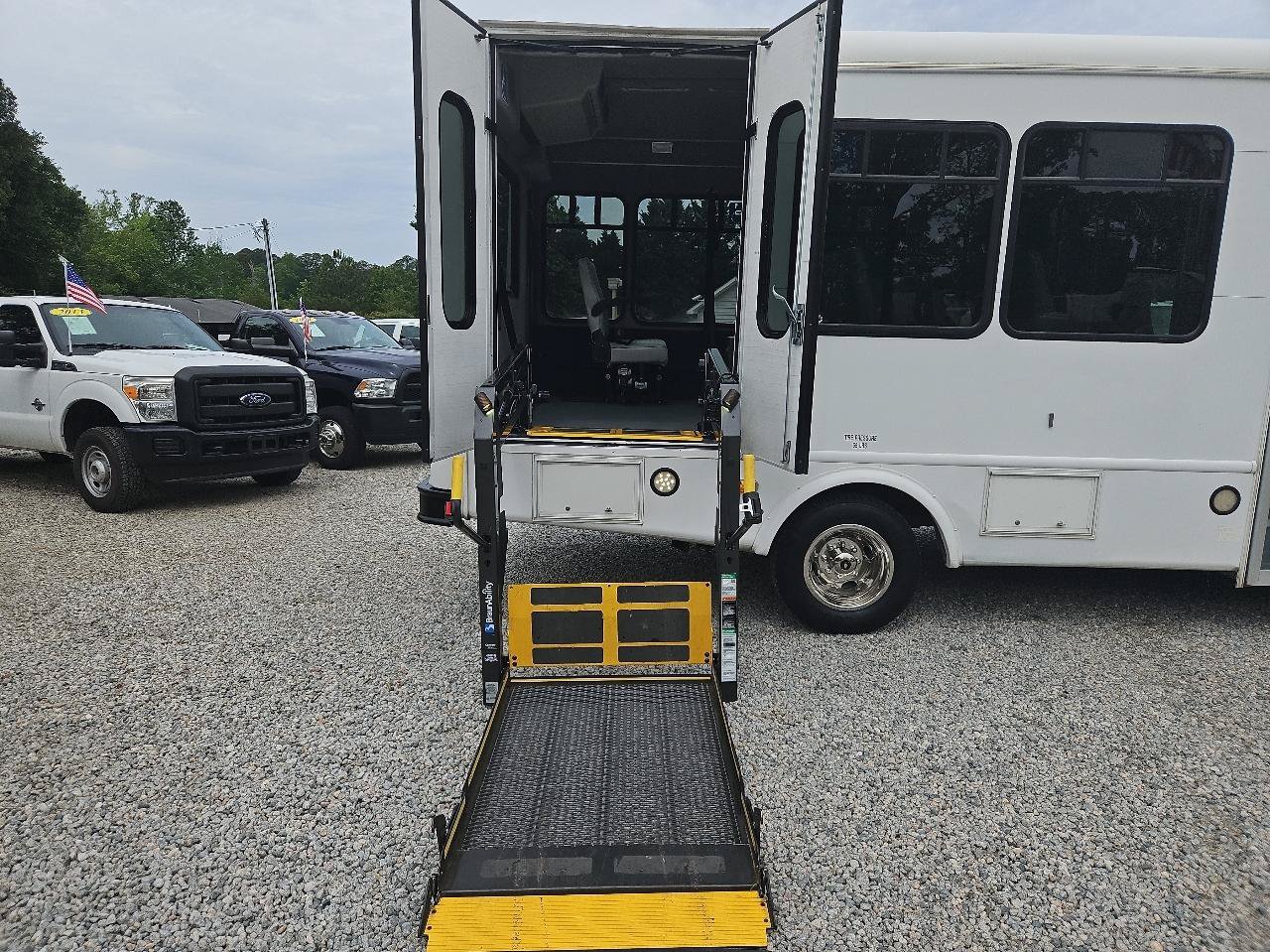 Used 2015 Chevrolet Express 3500 w/ Shuttle Bus Package RWD image 18