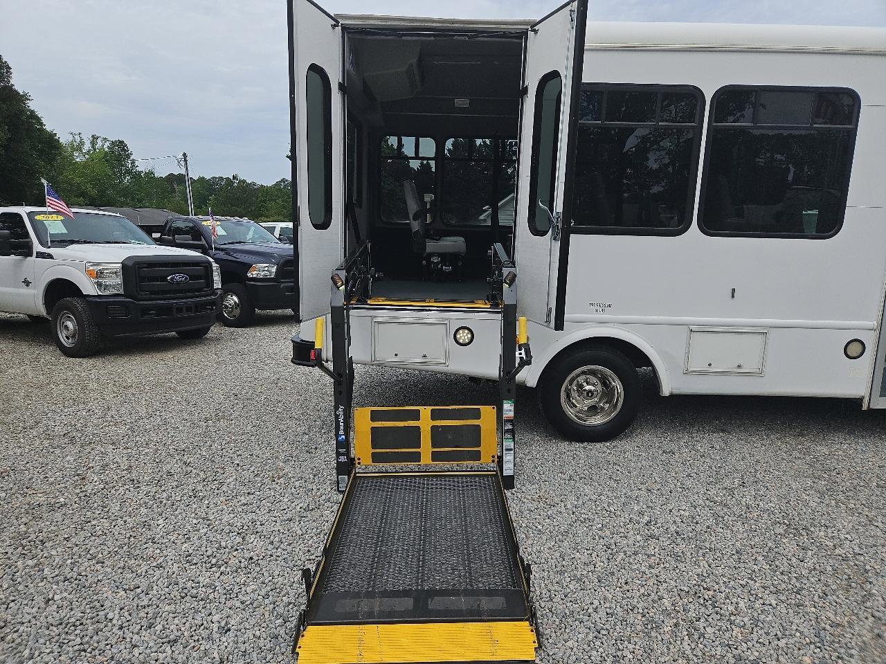 Used 2015 Chevrolet Express 3500 w/ Shuttle Bus Package RWD image 18