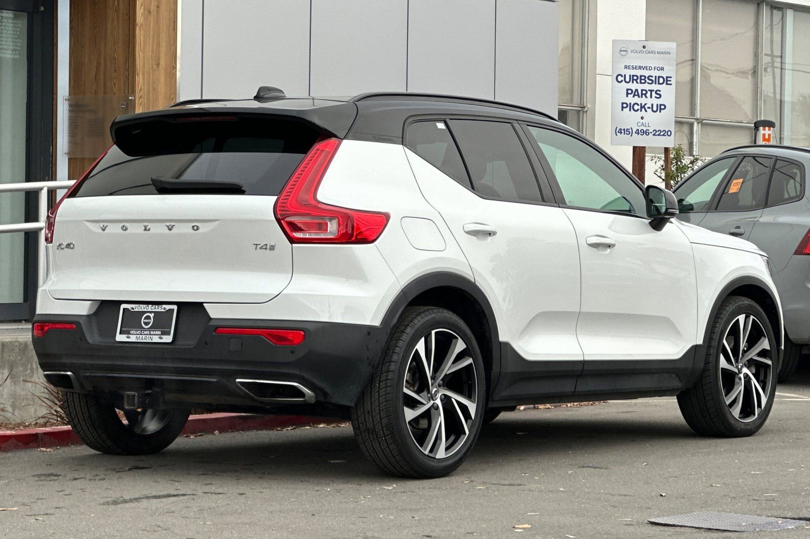 Used 2019 Volvo XC40 T4 R-Design image 2