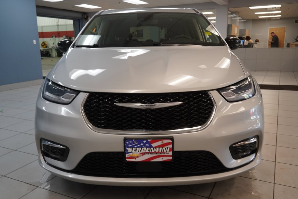 Used 2024 Chrysler Pacifica Touring-L FWD image 15