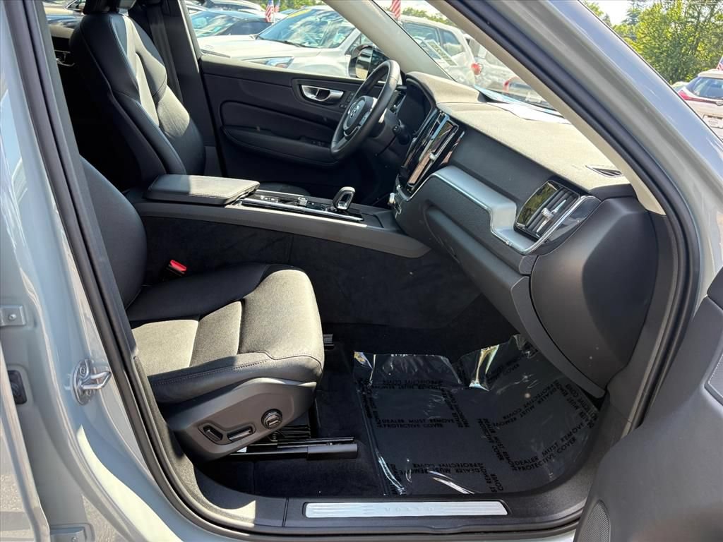 Used 2024 Volvo XC60 B5 Core AWD/4WD image 15