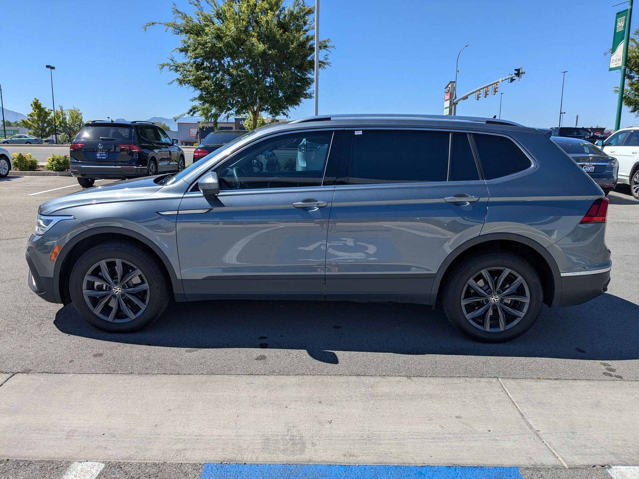 Used 2022 Volkswagen Tiguan SE AWD/4WD image 10