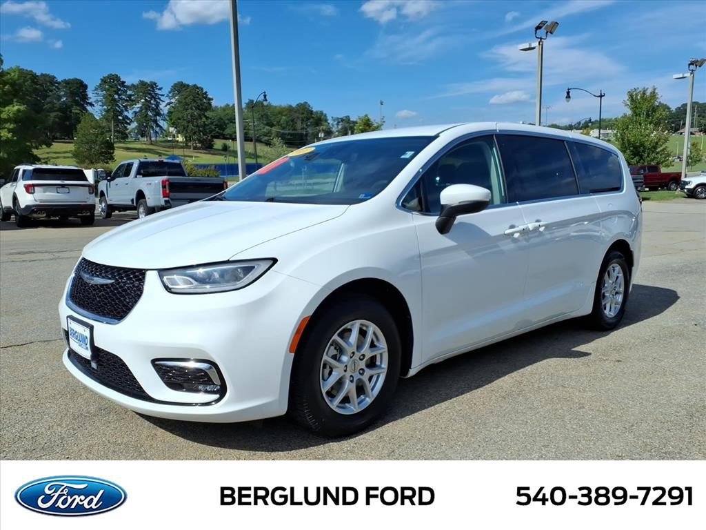 Used 2023 Chrysler Pacifica Touring-L FWD image 9