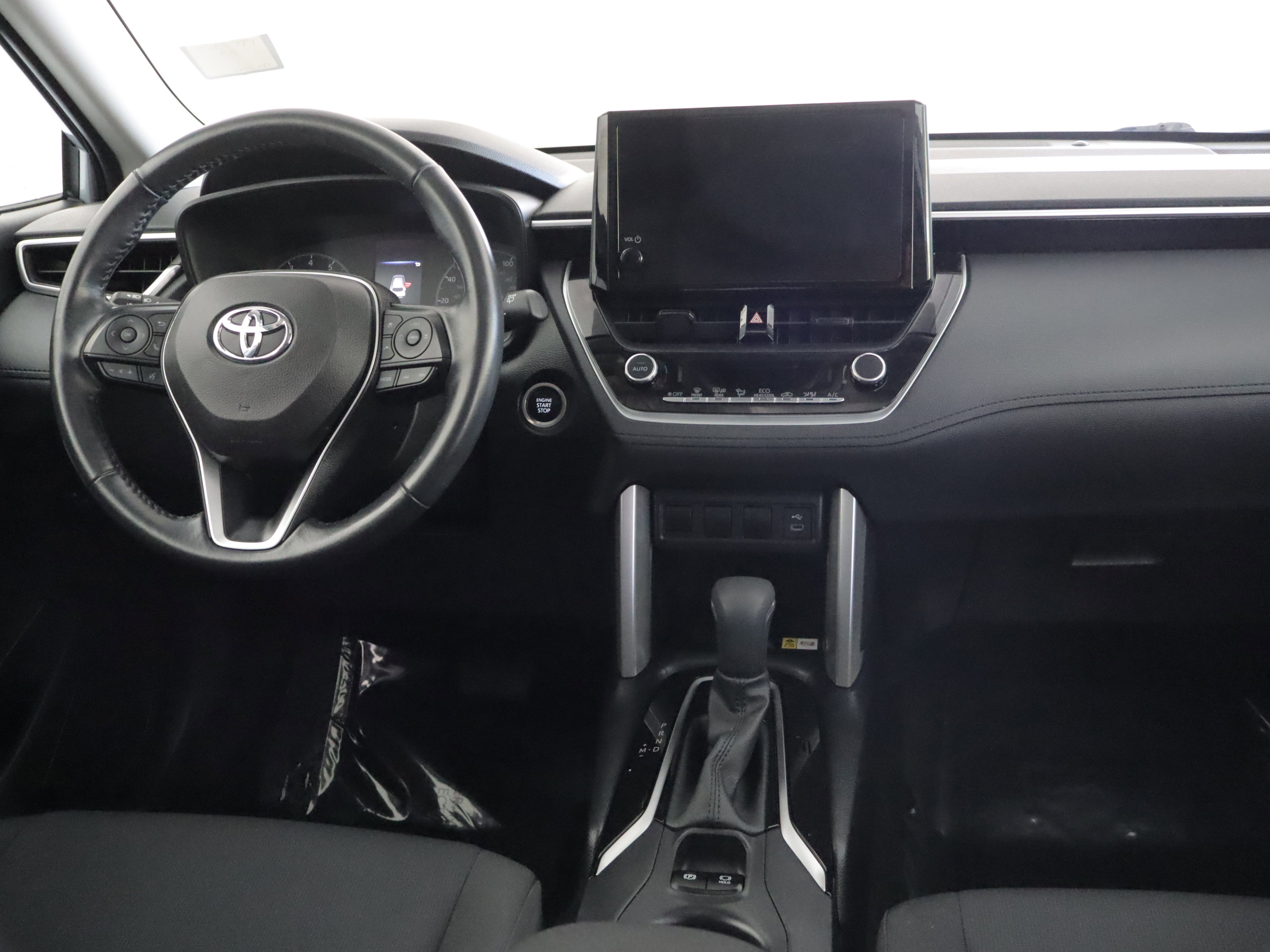 Used 2023 Toyota Corolla Cross LE w/ Moonroof Package image 2