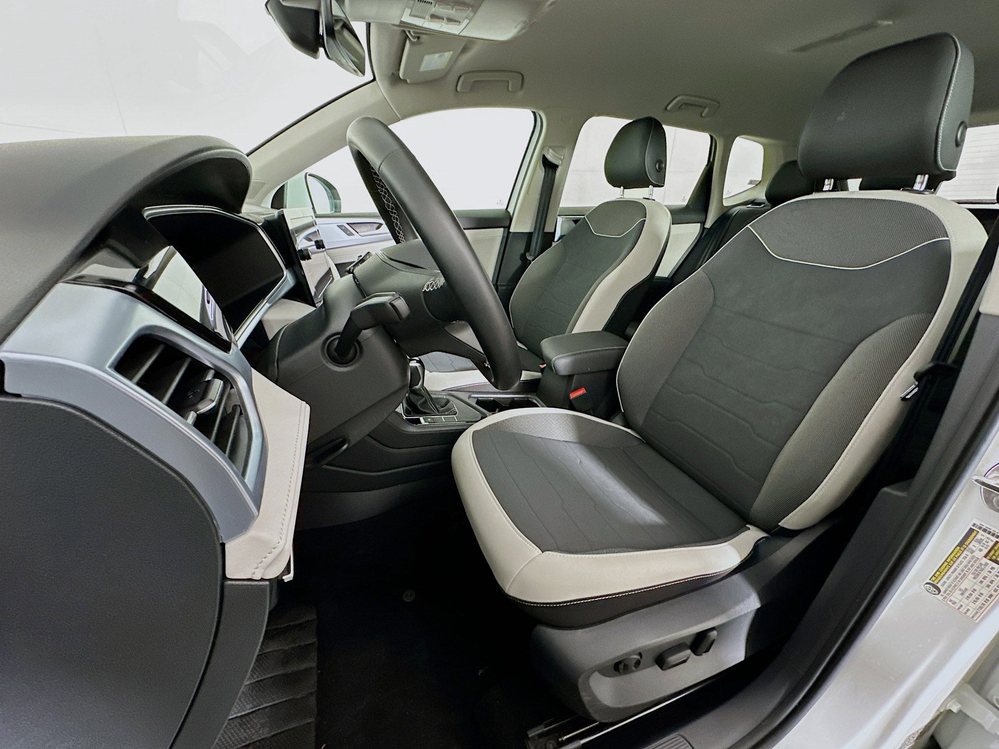 Used 2025 Volkswagen Taos SE FWD image 13