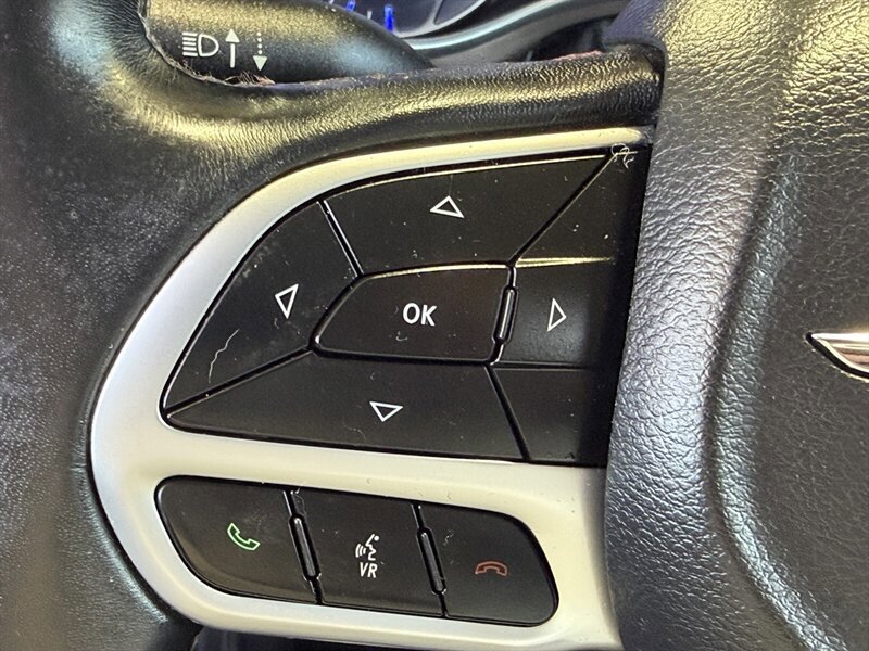 Used 2018 Chrysler Pacifica Touring-L image 27