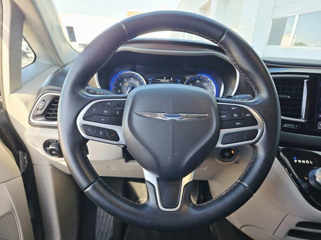 Used 2017 Chrysler Pacifica Touring-L FWD image 6