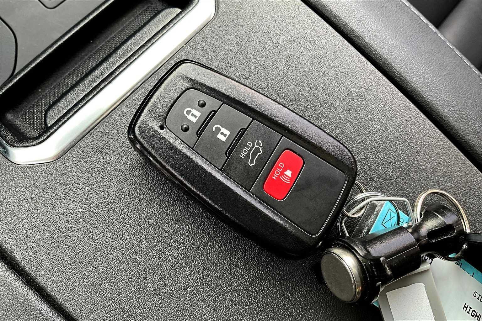Used 2023 Toyota Highlander XLE AWD/4WD image 14
