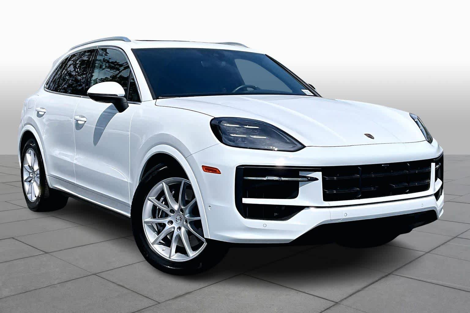 Used 2025 Porsche Cayenne AWD/4WD image 3