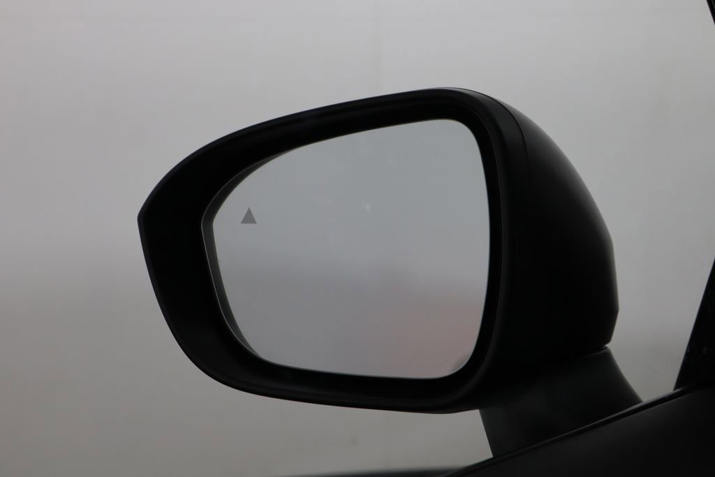 Used 2025 Nissan Rogue S image 38