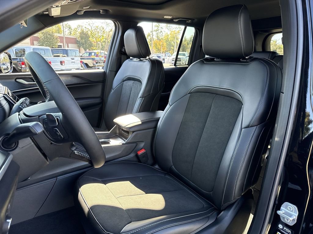 New 2025 Jeep Grand Cherokee Altitude image 11