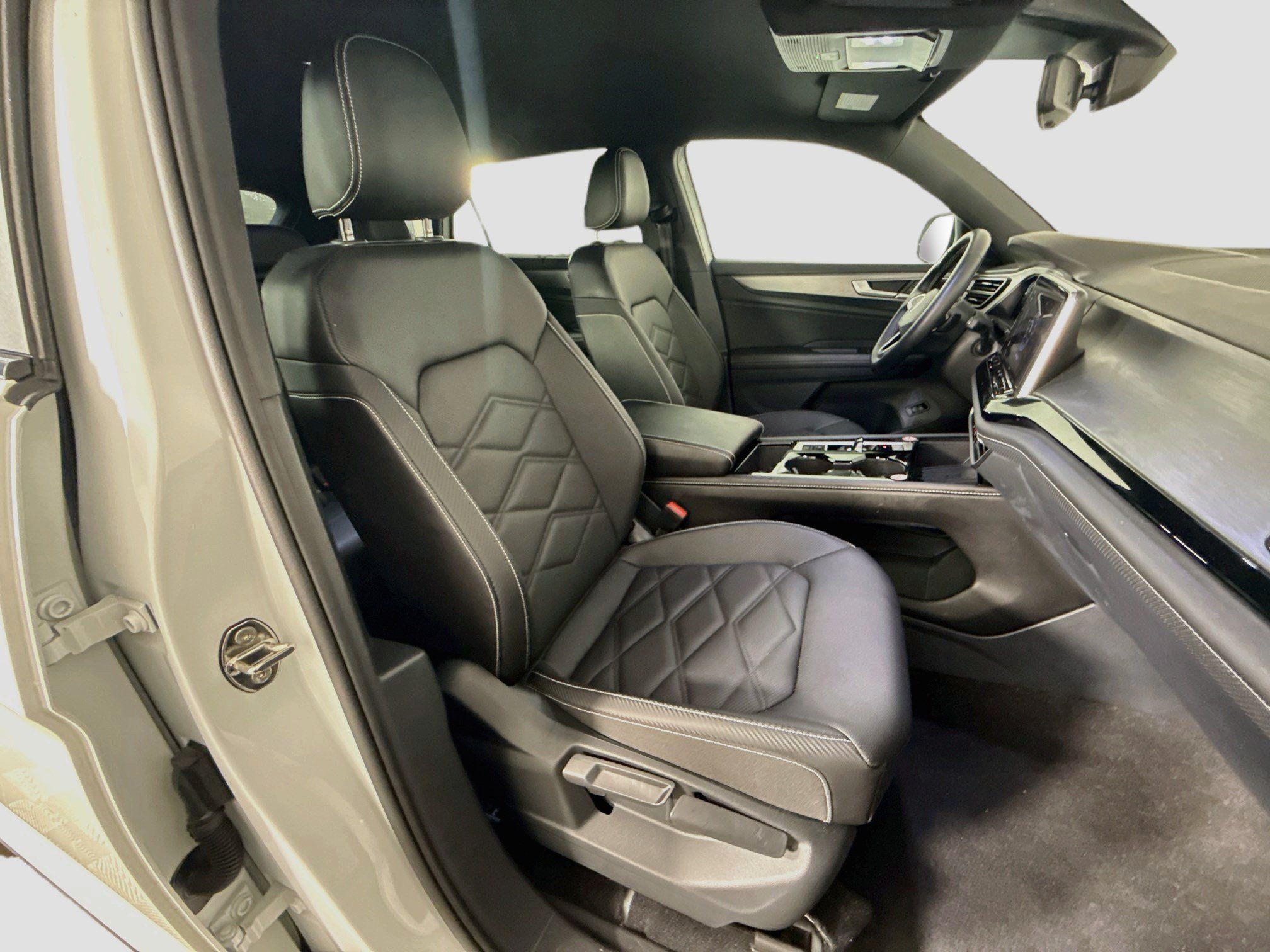 Used 2026 Volkswagen Atlas Cross Sport SE FWD image 29