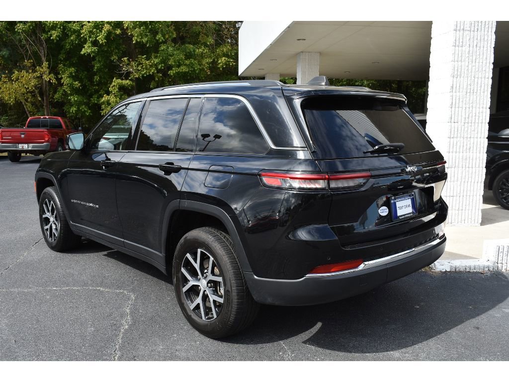 Used 2023 Jeep Grand Cherokee Limited image 3