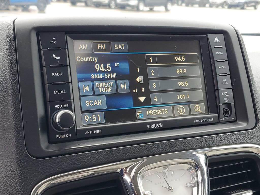 Used 2016 Chrysler Town & Country Touring-L image 16