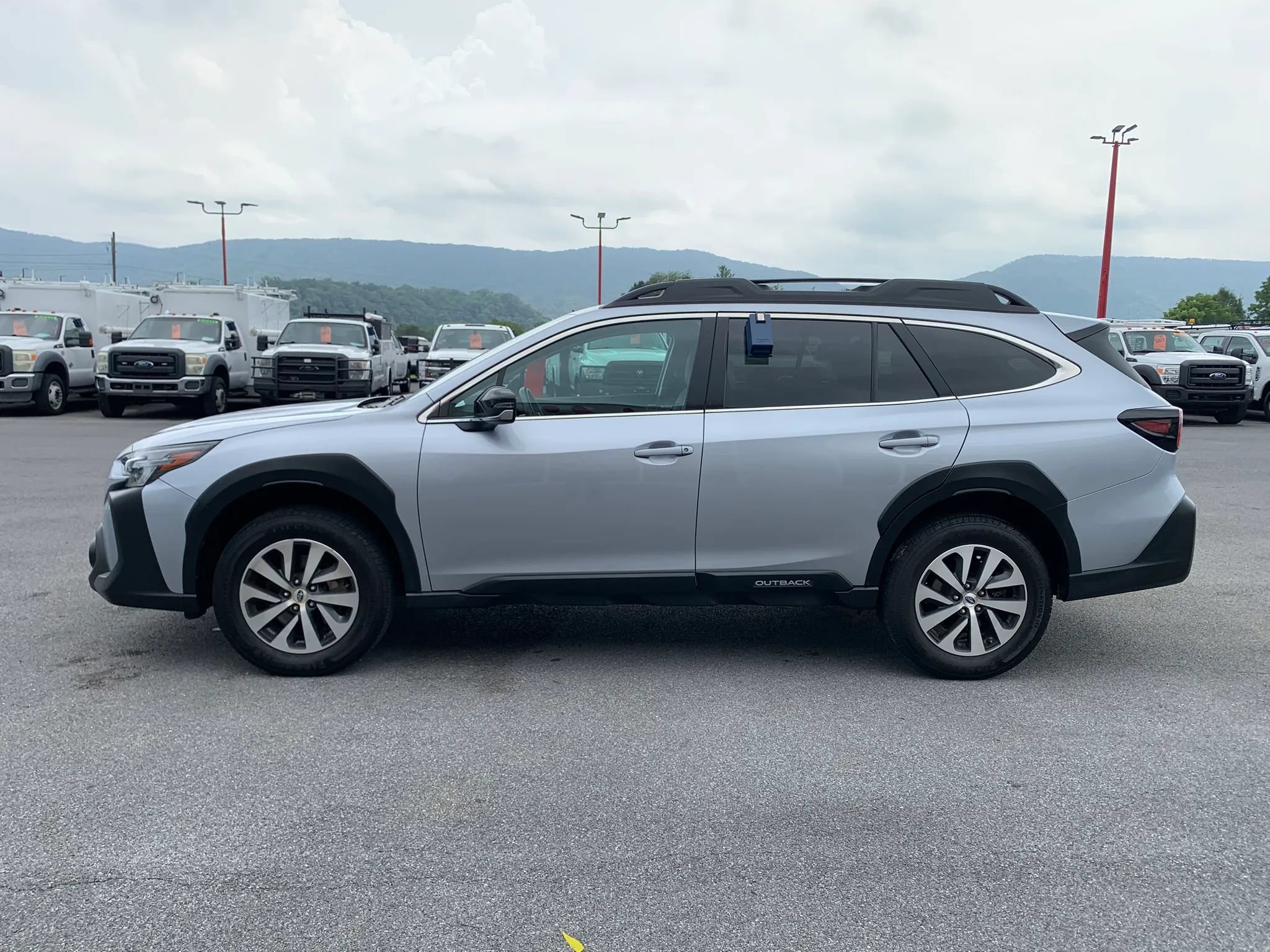 Used 2023 Subaru Outback Premium AWD/4WD image 5