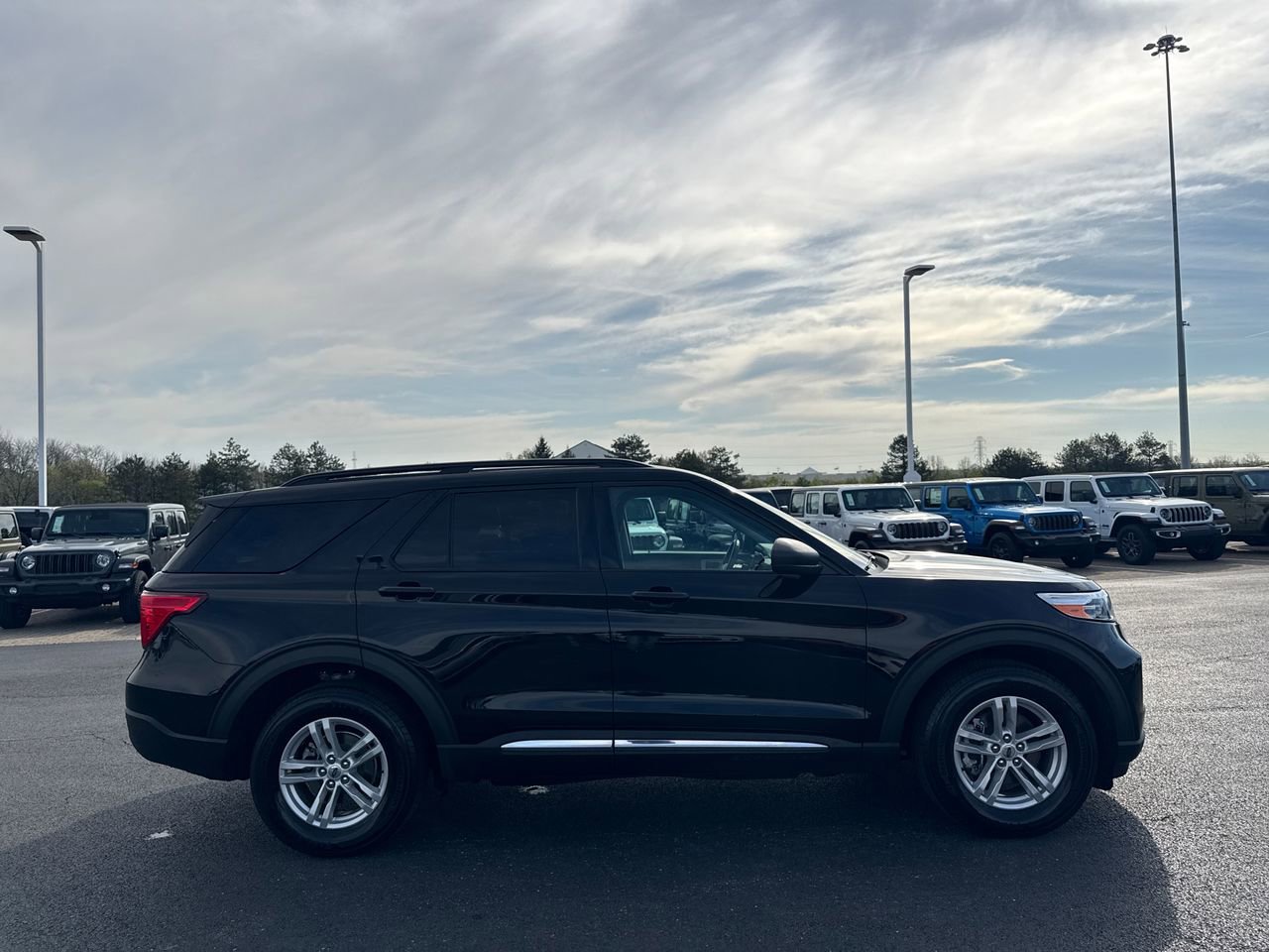 Used 2021 Ford Explorer XLT AWD/4WD image 2