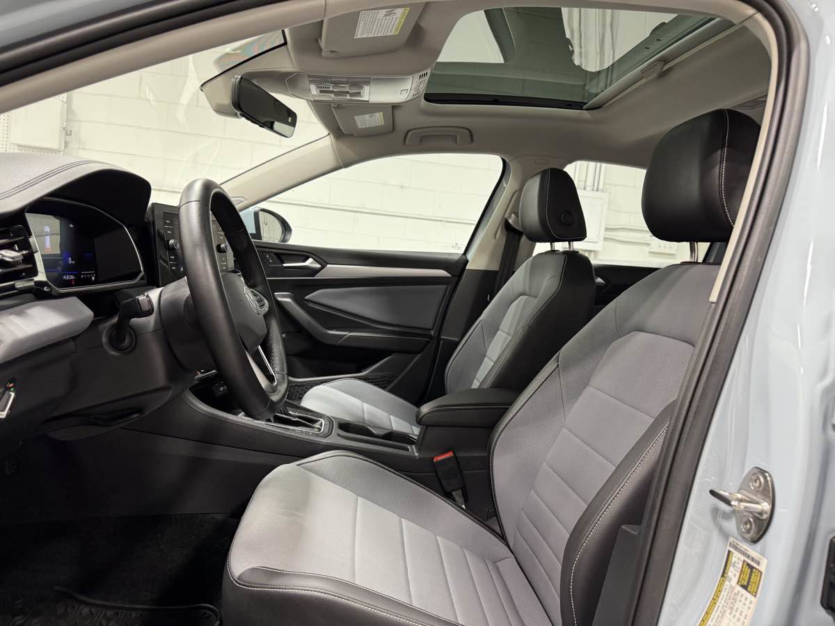Used 2025 Volkswagen Jetta SE w/ Sunroof Package image 16