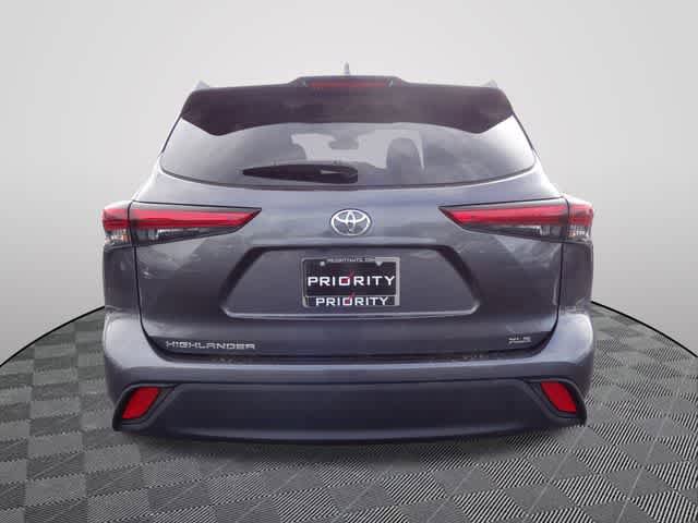 Used 2023 Toyota Highlander XLE image 3