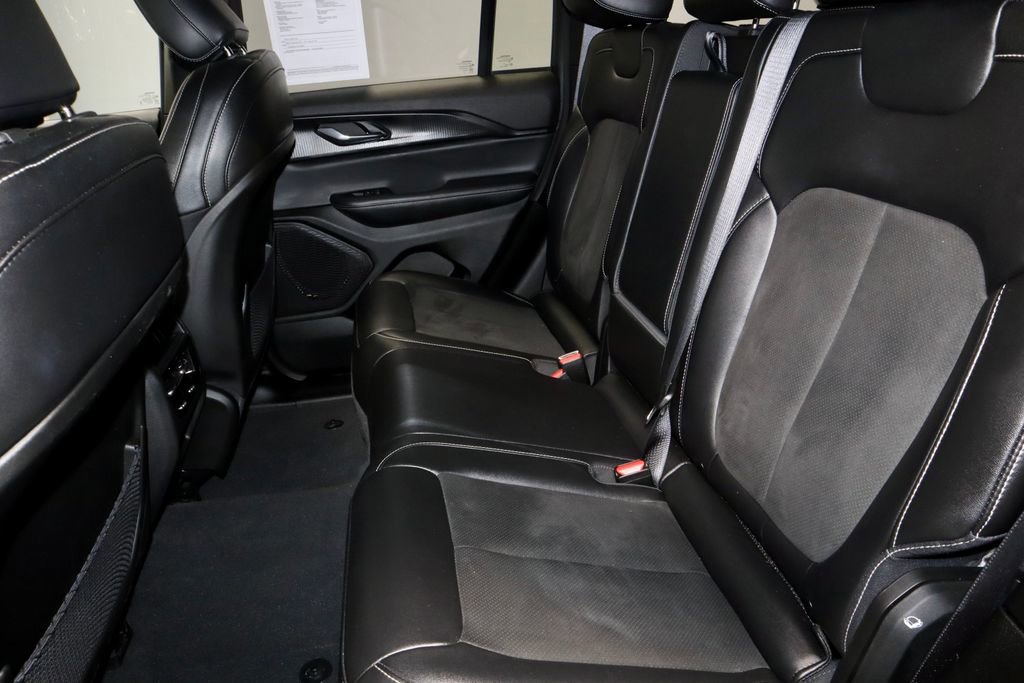 Used 2024 Jeep Grand Cherokee Altitude image 23