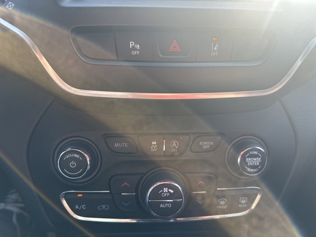 Used 2021 Jeep Cherokee Latitude Lux 80th Anniv w/ Quick Order Package 26U 80TH image 18