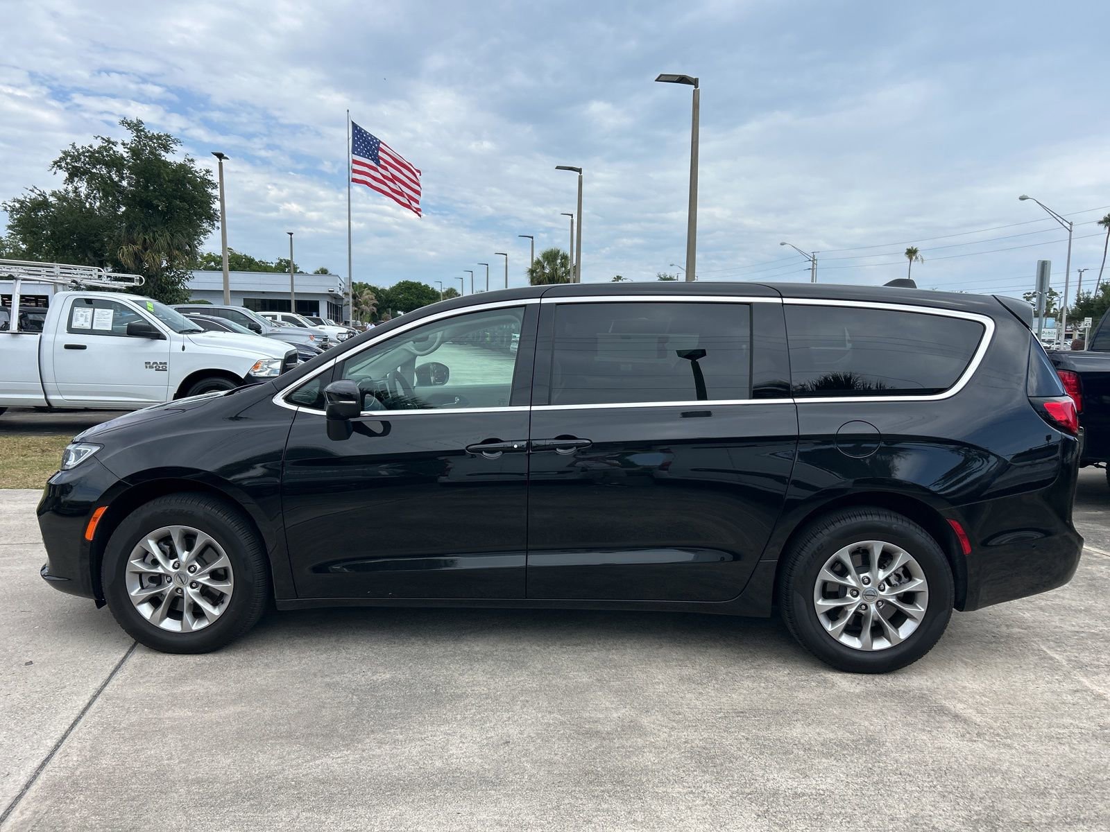 Certified 2023 Chrysler Pacifica Touring-L AWD/4WD image 2